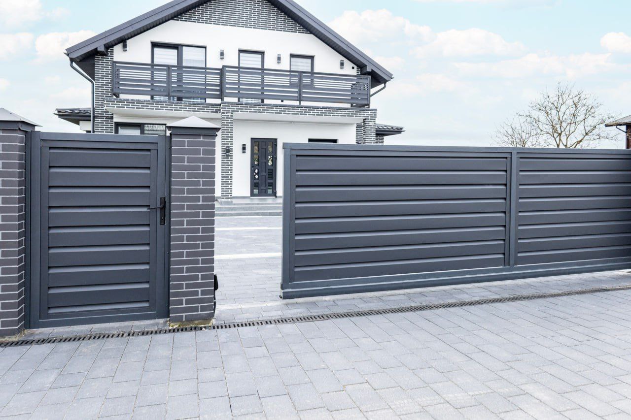 Паркан з горизонтальних металевих панелей